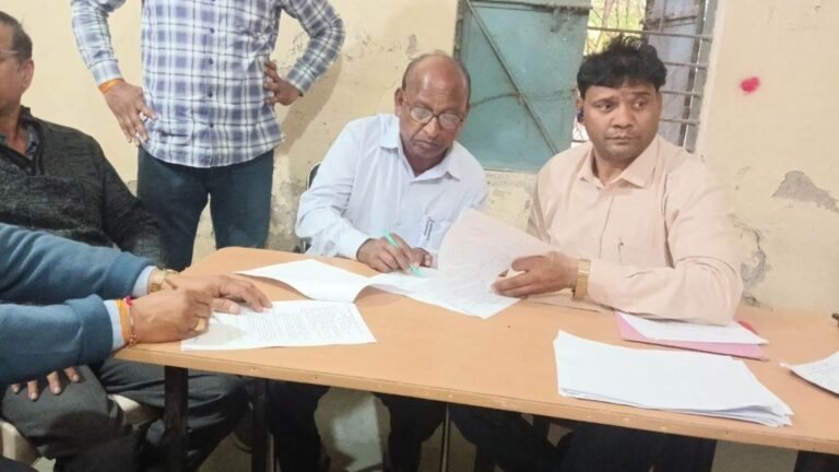 ‘मामला भारी है, वजन रखना पड़ेगा’, खरगोन में रिश्वत लेते रंगे हाथ पकड़ा गया पटवारी, लोकायुक्त टीम की बड़ी कार्रवाई