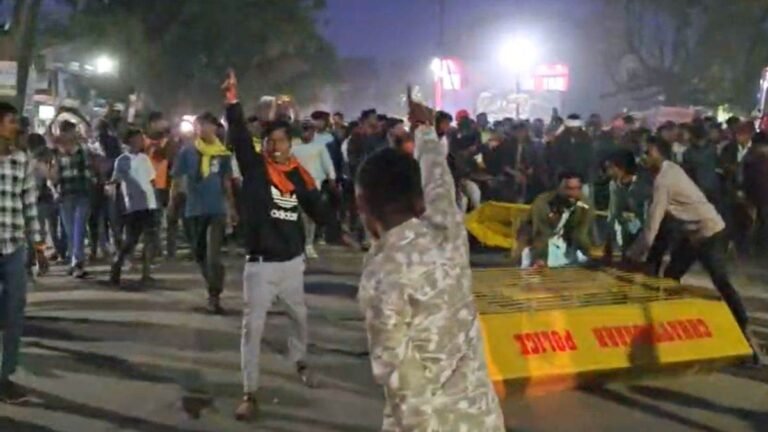 CG News: सीमेंट फैक्ट्री लगाने के विरोध में ग्रामीणों का उग्र विरोध प्रदर्शन, पुलिस को करना पड़ा लाठी चार्ज