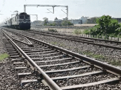 रायपुर में चेन्नई मॉडल…स्लीपर कोच में मिलेंगे तकिया-चादर:नए साल से 50 रुपए में बेडरोल पैकेज, अभी सिर्फ 10 ट्रेनों में लॉन्च होगा पायलट प्रोजेक्ट