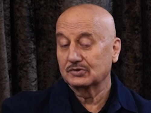 वाराणसी में अनुपम खेर फ्लाइट कैंसिल होने पर भड़के:बोले- भड़ास निकालना चाहता हूं, मगर अब कचौड़ी-चाट खाऊंगा