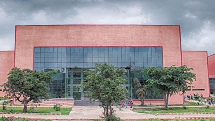 IIITDM के दीक्षांत समारोह में डायरेक्टर के चश्मा पहनाने पर भड़के डीन, छोड़ा मंच; अब पद से बेदखल