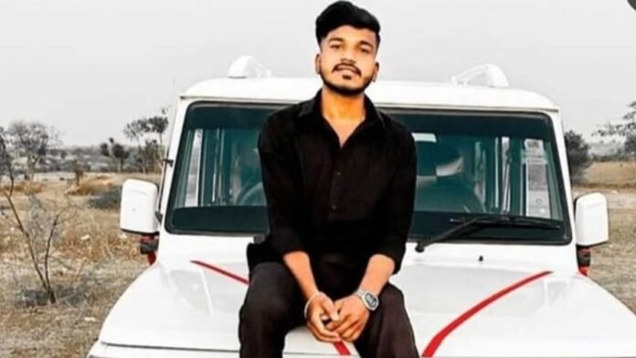 MP के जाम गेट पर बंदर को बिस्किट खिला रहा युवक 500 फीट गहरी खाई में गिरा, मौत