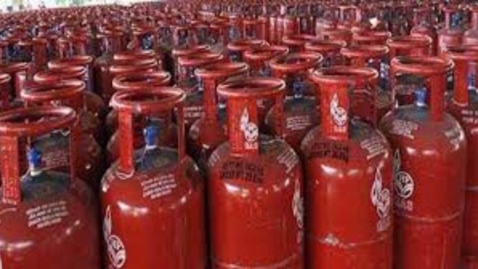 यूपी में गरीबी रेखा के नीचे जीवनयापन कर रहे परिवारों को राशन कार्ड व रसोई गैस कनेक्शन देने की तैयारी