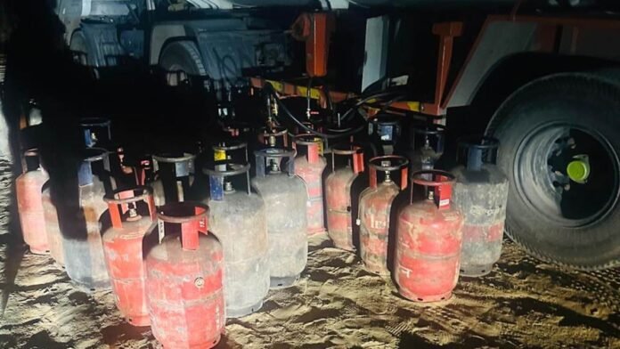 महासमुंद के चिवराकुटा में गैस सिलेंडर रिफिलिंग के अवैध कारोबार का राजफाश