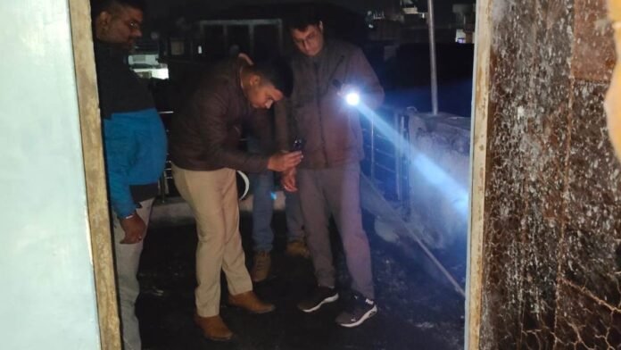 रीवा में गुढ़ कस्बे में पटाखा व्यापारी के घर भीषण आग, फायरमैन समेत चार लोग झुलसे, बम निरोधक दस्ता मौके पर