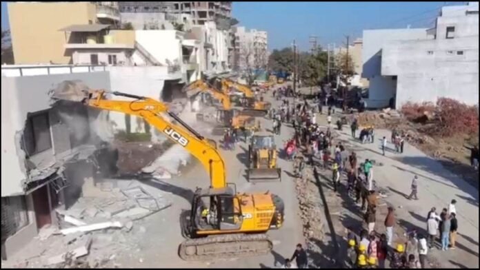 इंदौर में चला निगम का बुलडोजर, 4 घंटे में हटाए 40 मकानों के बाधक हिस्से, ट्रेजर टाउन को एबी रोड से जोड़ने का रास्ता साफ
