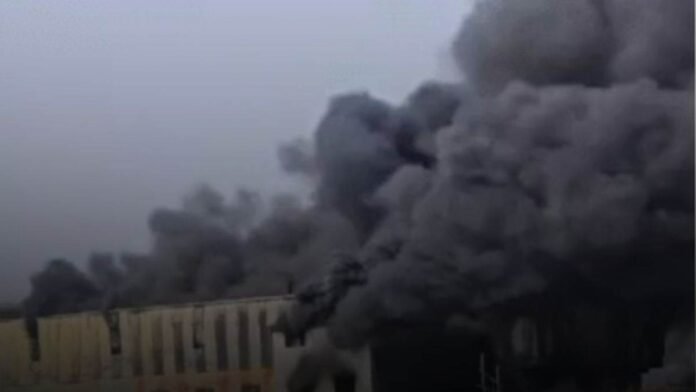 इंदौर के चॉकलेट फैक्ट्री में भीषण आग के बाद ब्लास्ट... तीन मंजिला इमारत ढही, करोड़ों का कर्ज और साजिश के घेरे में हादसा