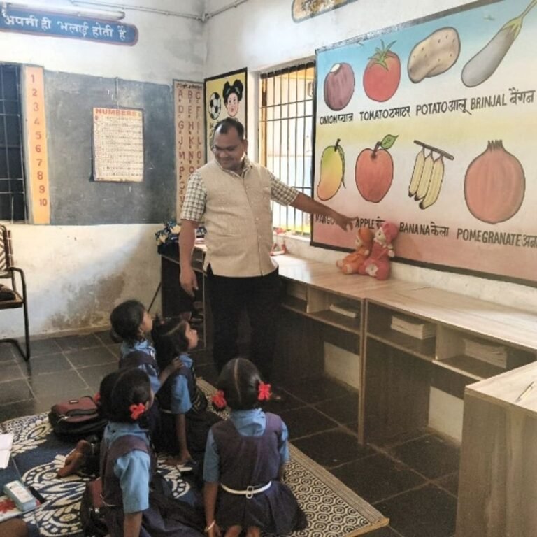 जनसंपर्क अधिकारी ने प्राथमिक शालाओं का किया निरीक्षण:शिक्षा गुणवत्ता के साथ सुविधाओं का लिया जायजा, छात्रों को नशे से दूर रहने का दिया संदेश