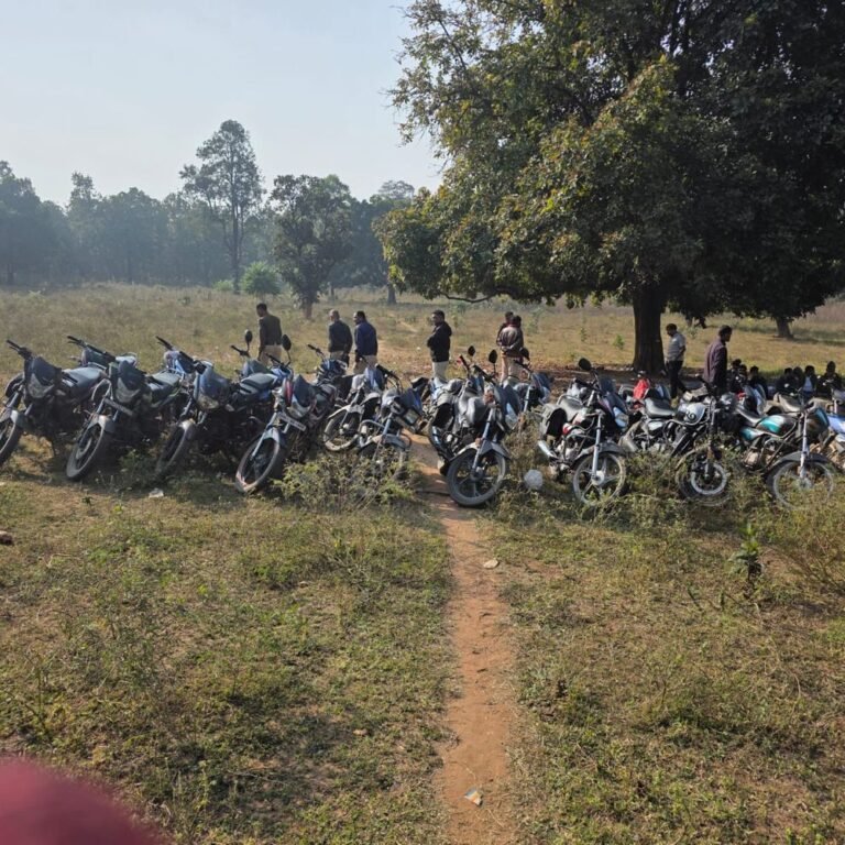 कोरबा के जंगल में जुआ पकड़ा गया:20 जुआरी गिरफ्तार, ढाई लाख नकद, 23 बाइक, 35 फोन जब्त, टीआई भी निलंबित