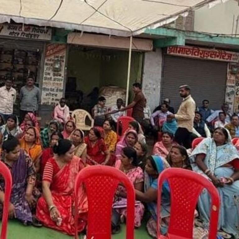 तिल्दा में रेलवे अंडरब्रिज निर्माण, अतिक्रमण हटाने का विरोध:वार्ड 18 के प्रभावित नागरिकों ने खूबचंद बघेल चौक पर दिया धरना