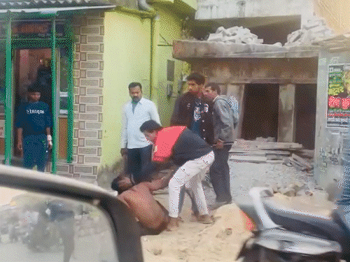 युवक की शर्ट उतारकर बेल्ट-डंडे से पिटाई का VIDEO:30 मिनट तक बरसाए लात-घूंसे, सड़क से उठाकर ले गए, बुजुर्ग महिला से की थी मारपीट