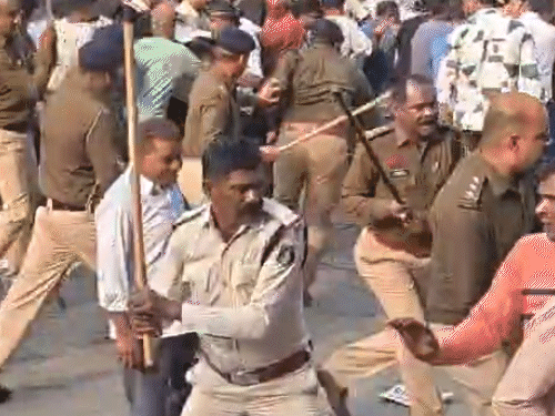 दुर्ग पुलिस ने जमीन कारोबारियों को दौड़ा-दौड़ाकर पीटा…VIDEO:लाठीचार्ज में कई प्रदर्शनकारी घायल, पुतला फूंका,काले झंडे दिखाए, जमीन की कीमतें 5-9 गुना बढ़ने पर विरोध