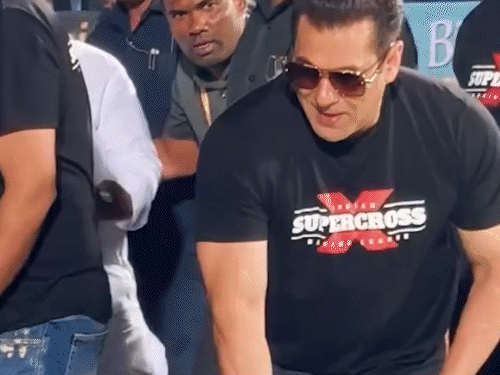 नन्हे फैंस के साथ सलमान खान के क्यूट मोमेंट्स:इंडियन सुपर क्रॉस रेसिंग लीग में बच्चों के साथ सेल्फी खिंचवाते दिखे एक्टर, वीडियो वायरल