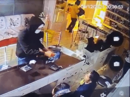 ज्वेलरी शॉप में 13 लाख के सोने-चांदी की लूट…VIDEO:एक ने पिस्टल तानी, दूसरा गहने भरता रहा; MP से दोस्तों को बुलाकर वारदात, 3 अरेस्ट