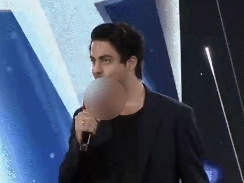 आर्यन खान को मिला करियर का पहला अवॉर्ड:द बैड्स ऑफ बॉलीवुड के लिए हुए सम्मानित, मां गौरी को किया अवॉर्ड डेडिकेट