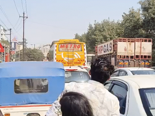 IND-SA दूसरा वनडे, तेलीबांधा चौक पर 2KM लंबा जाम:काफी देर से फंसे लोग, धोनी के फैन राम बाबू भी पहुंचे, साउथ-अफ्रीका ने गेंदबाजी चुनी