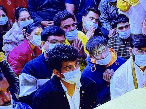 स्मृति से शादी टली तो प्रेमानंद महाराज से मिले पलाश:आश्रम से म्यूजिक कंपोजर की तस्वीरें वायरल, यूजर्स ने बताया नया नाटक