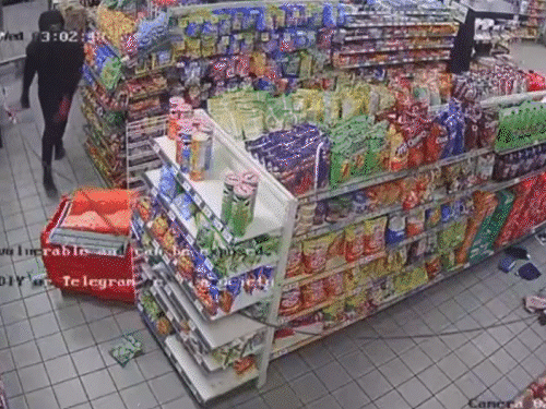 टेक्सास में चोरों ने कार से बांधकर ATM उखाड़ा:मशीन दूसरी गाड़ी में फंसी, घबराकर कार छोड़ पैदल ही भागे