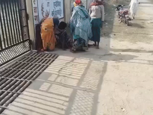 PHC में ताला बंद, कार में बच्चे का जन्म:डेढ़ घंटे तड़पती रही गर्भवती, CMHO बोले- दूरस्थ क्षेत्र में 24 घंटे अस्पताल खुला रखना मुश्किल