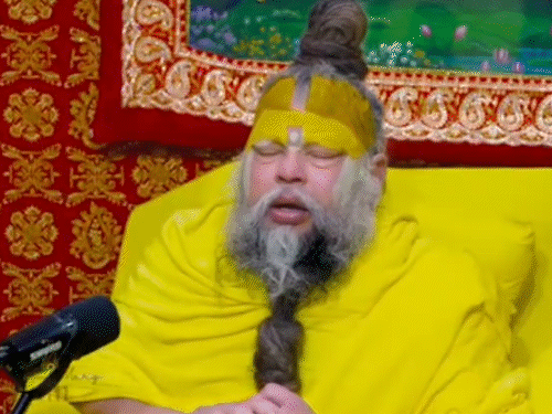 वृंदावन में प्रेमानंद महाराज से मिले पलाश मुछाल:साधना में बैठे, राधा नाम का जाप किया; सोशल मीडिया पर 7 दिसंबर को शादी की अटकलें