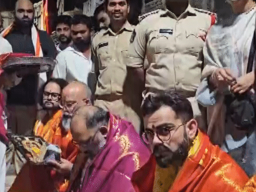 कोहली ने परिवार के साथ सिंहाचलम मंदिर में दर्शन किए:ऑलराउंडर वॉशिंगटन सुंदर भी साथ थे; इसी साल अयोध्या-वृंदावन भी गए थे