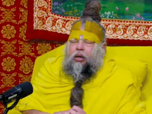 प्रेमानंदजी से मिलने पहुंचे क्रिकेटर मंधाना के मंगेतर पलाश:राधा-राधा नाम जप किया, 7 दिसंबर को शादी होने की चर्चा