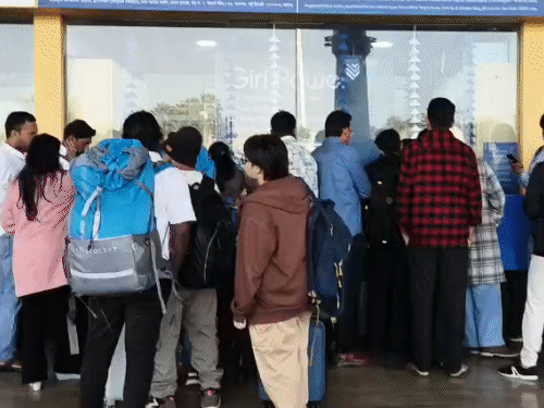 रायपुर से 2 दिनों में इंडिगो की 20 उड़ाने रद्द:7 हजार से ज्यादा यात्री परेशान, सैंकडों पैसेंजर एयरपोर्ट पर रुके; एयरपोर्ट प्रबंधन का कोई जवाब नहीं