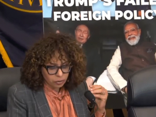 अमेरिकी संसद में मोदी-पुतिन की कार वाली तस्वीर दिखाई:डेमोक्रेट सांसद बोलीं- यह फोटो हजार शब्दों के बराबर; कहा- ट्रम्प की विदेश नीति फेल हुई