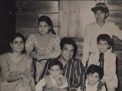 ईशा ने पिता धर्मेंद्र को दिया इमोशनल ट्रिब्यूट:श्रद्धांजलि वीडियो में प्रकाश कौर, सनी-बॉबी देओल समेत सौतली बहनों को किया शामिल