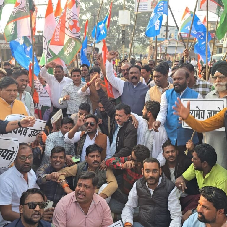 मनरेगा से गांधी नाम हटाने पर कांग्रेस का प्रदर्शन:जशपुर में भाजपा कार्यालय का घेराव, पुलिस से हुई नोकझोंक