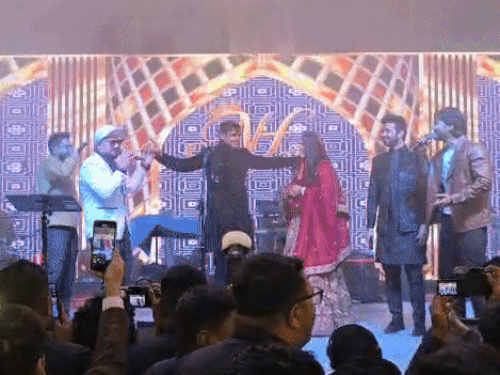 नीरज-हिमानी की तीसरी रिस्पेशन पार्टी,PHOTOS:केडी के माई क्वीन गाने पर नाचे गोल्डन बॉय; मासूम शर्मा ने भांग रगड़ कै पिया करूं गाया