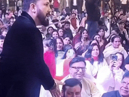 पंजाबी सिंगर मीका सिंह हरियाणा CM को देख बोले:देश में रहना है तो इनके साथ रहना है; मास्टर सलीम ने मनकीरत औलख के लिए तालियां बजवाईं