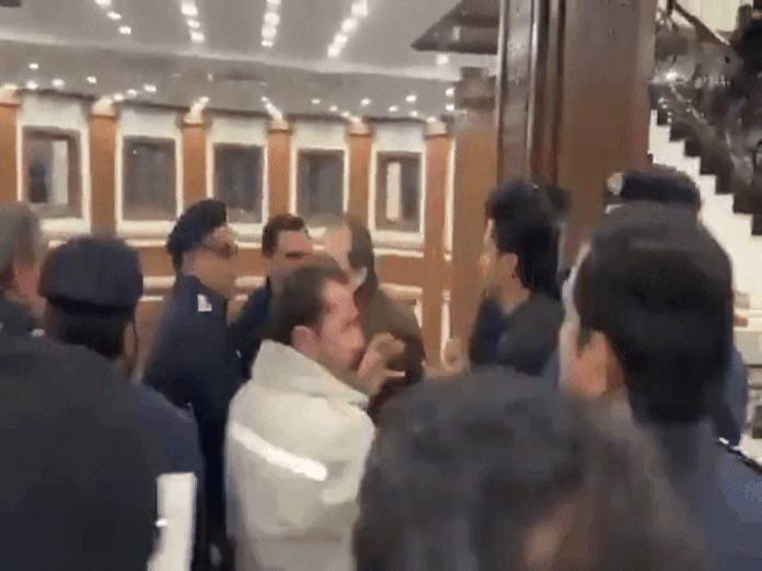 पाकिस्तान के खैबर-पख्तूनख्वा के मुख्यमंत्री के साथ विधानसभा में धक्का-मुक्की:CM बोले- ये मार्शल लॉ जैसा व्यवहार; 1 महीने पहले भी पुलिस ने पीटा था