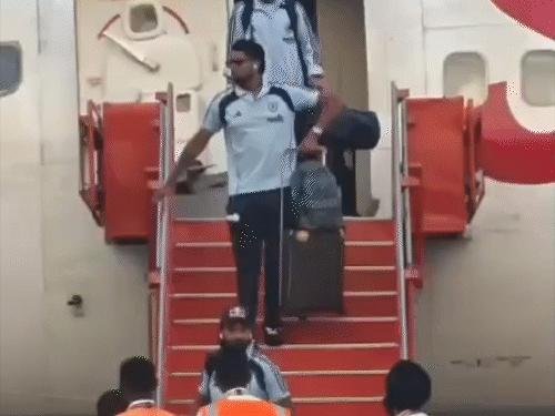 भारत-साउथ अफ्रीका वनडे…दोनों टीमें आज प्रैक्टिस करेंगी:रोहित-विराट को देखने उमड़ी भीड़, कल मैच; PM की सुरक्षा में तैनात 2,000 पुलिसकर्मी रोके गए