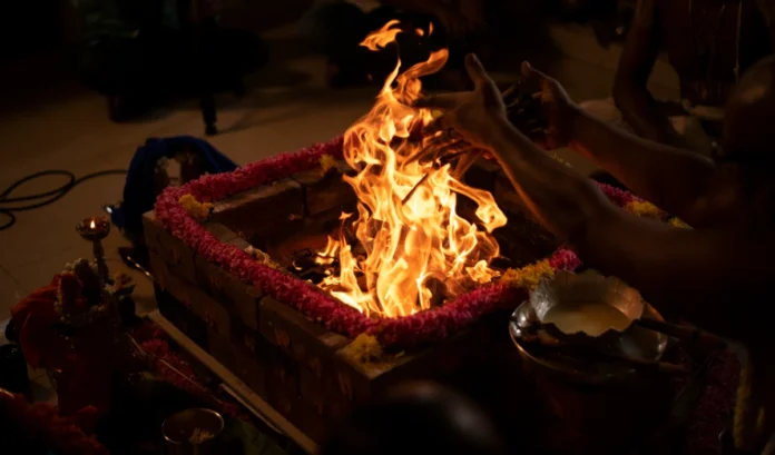 हवन होने के बाद बची हुई राख का क्या करें? करें ये उपाय चमक उठेगी किस्मत