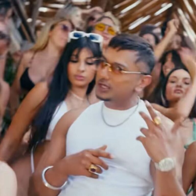 बॉलीवुड सिंगर-रैपर यो यो हनी सिंह गाने से विवादों में:बिकिनी गर्ल्स संग नाच रहे; पंजाब DGP से FIR, यूट्यूब से सॉन्ग हटाने की मांग