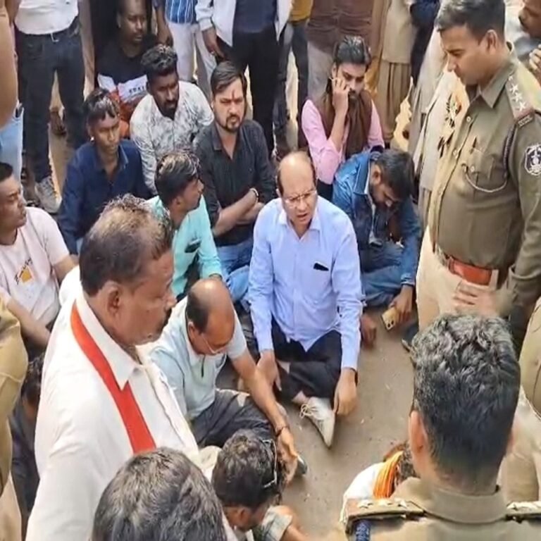 बेटी संग घर लौटते पिता ने लगाई फांसी:थाने के बाहर शव रखकर परिजनों का हंगामा, बोले-बेटी को धमकाने वाले को पुलिस ने नहीं पकड़ा