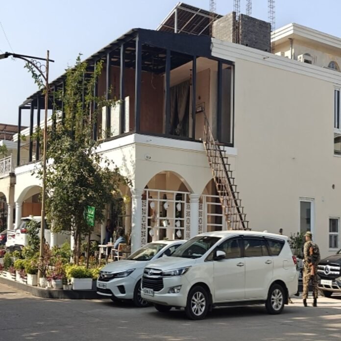 रायपुर में लोहा-कारोबारियों के 40 से अधिक ठिकानों पर रेड:घर, दफ्तर और प्लांट पहुंची आयकर की टीम, खंगाले जा रहे दस्तावेज