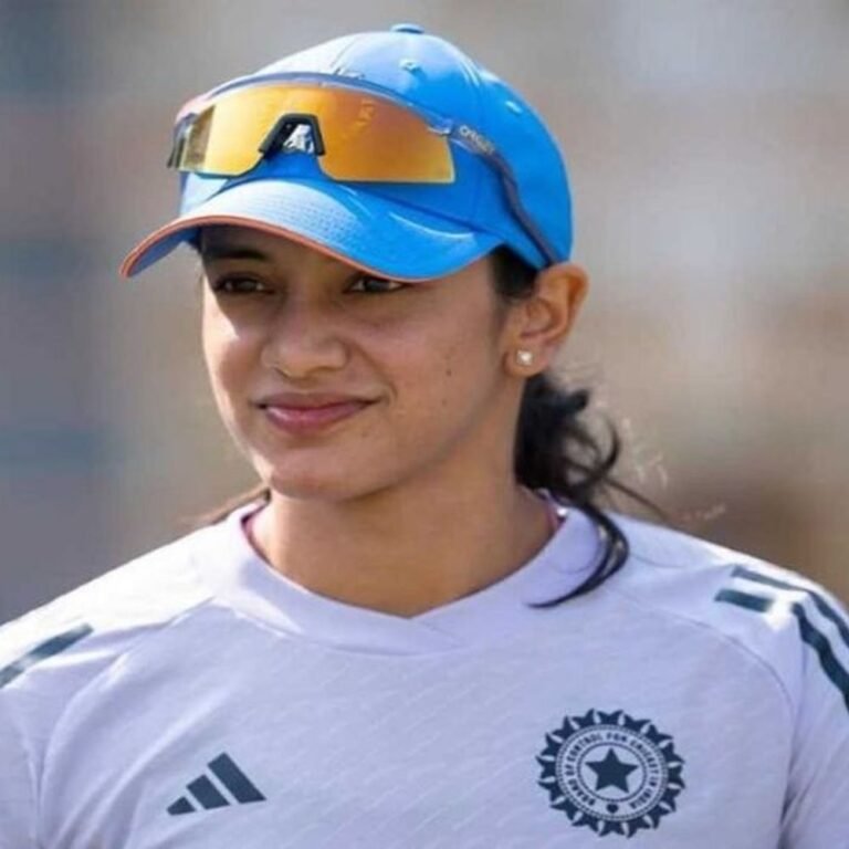 शादी टूटने के बाद मंधाना पहली बार पब्लिक-इवेंट में दिखीं:कप्तान हरमनप्रीत को गले लगाया; कहा- क्रिकेट से ज्यादा कुछ पसंद नहीं