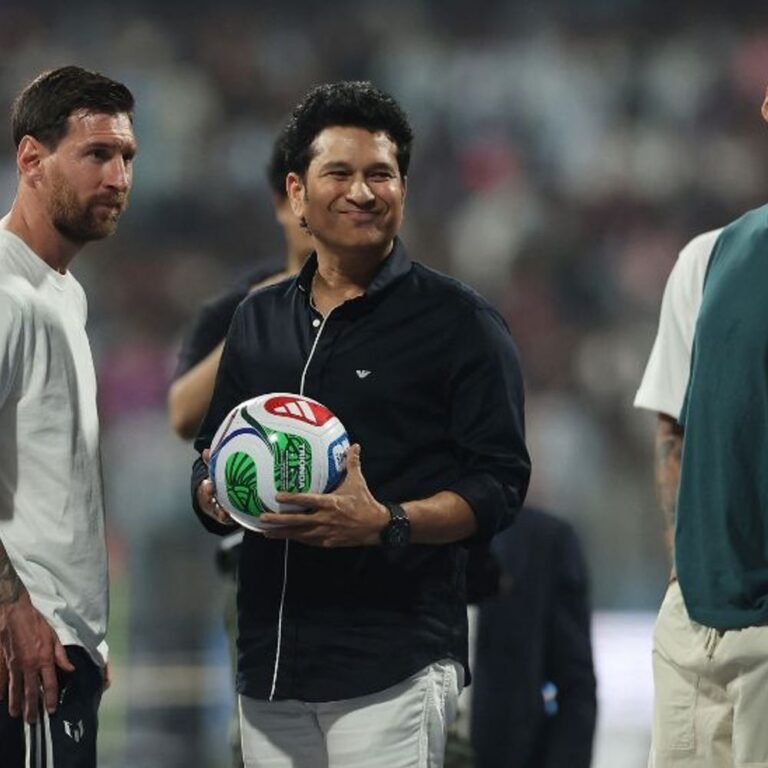 दिल्ली में मेसी-अरुण जेटली स्टेडियम में फैंस की भीड़:थोड़ी देर में सम्मान होगा, कल मुंबई में तेंदुलकर ने वर्ल्ड कप की जर्सी गिफ्ट की