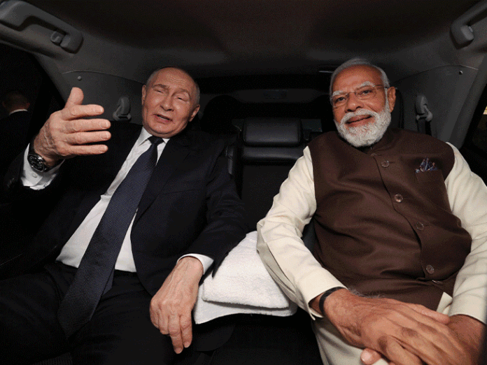 पुतिन ऑरस सीनेट छोड़ टोयोटा-फॉर्च्यूनर में मोदी के साथ बैठे:रूसी में लिखी गीता का गिफ्ट, 21 तोपों की सलामी, राजघाट में रामधुन सुनी; 22 PHOTOS