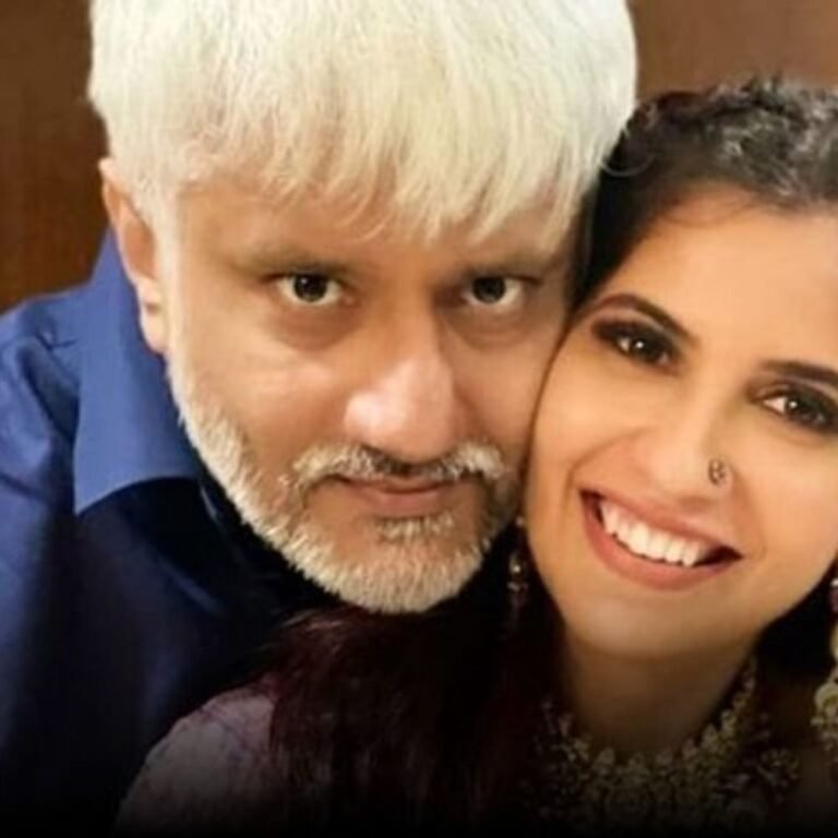 फिल्ममेकर विक्रम भट्‌ट, उनकी पत्नी की पुलिस से बहस:गार्डों ने घर के अंदर जाने से रोका, आधा घंटे तक दरवाजा खुलने का किया इंतजार