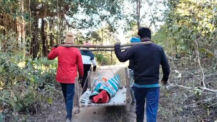 सरगुजा जिले में डूबने से युवक की मौत, पोस्टमार्टम कराने के लिए खाट पर शव रखकर कई किमी पैदल चले ग्रामीण