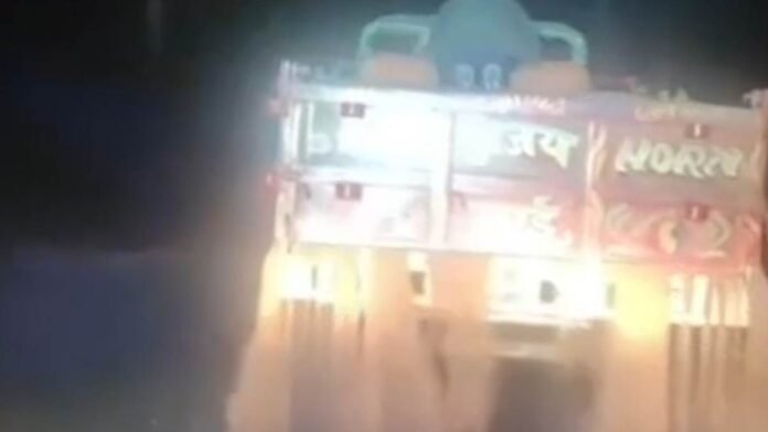 शहडोल में रेत का अवैध परिवहन रोक रहे नायब तहसीलदार पर हमला,सरकारी वाहन को टक्कर मारते हुए चलते ट्रैक्टर से गिराई रेत