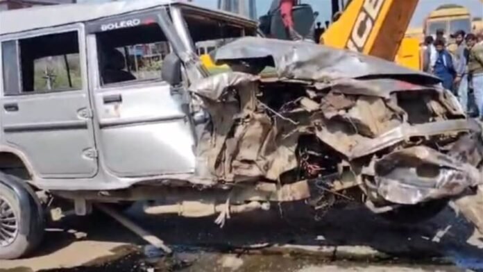 स्कूली बच्चों को छोड़कर लौट रहे शराबी ने पुलिस की गाड़ी को मारी टक्कर, सीट बेल्ट ने बचाई डीएसपी, एएसआई की जान