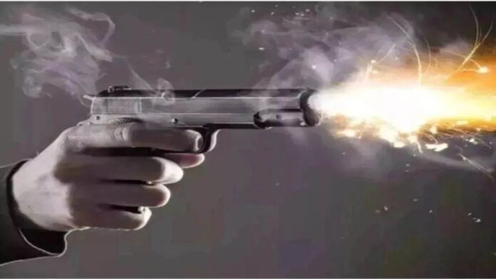 CG में बीयर की बोतल से शुरू हुआ विवाद... बर्खास्त सिपाही ने इंस्पेक्टर को मारा थप्पड़, सर्विस रिवाल्वर से फायरिंग