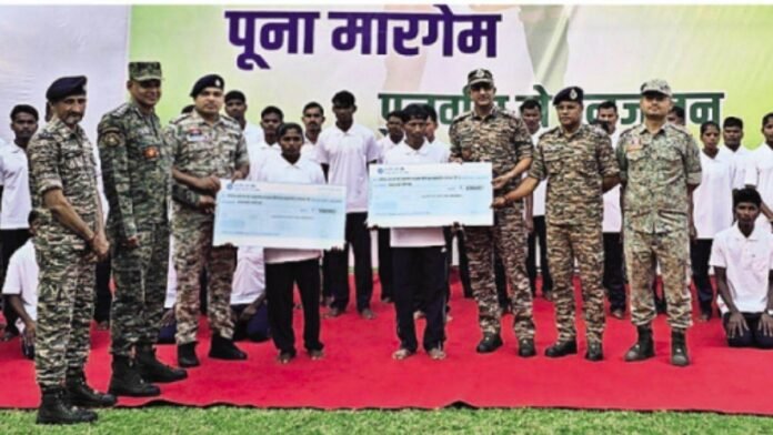 बीजापुर में 52 माओवादियों का आत्मसमर्पण, 1.41 करोड़ के इनामी हिंसा छोड़ मुख्यधारा में लौटे