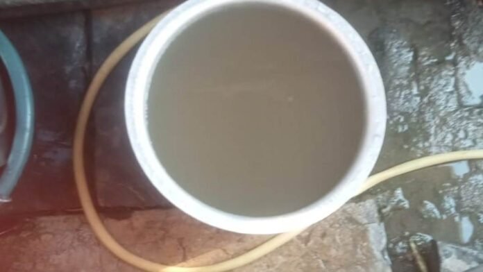 राजधानी की कॉलोनी का बुरा हाल, सेजबहार में नाली के बीच से गुजरी पाइपलाइन, नलों से निकल रहे कीड़े और बदबूदार पानी