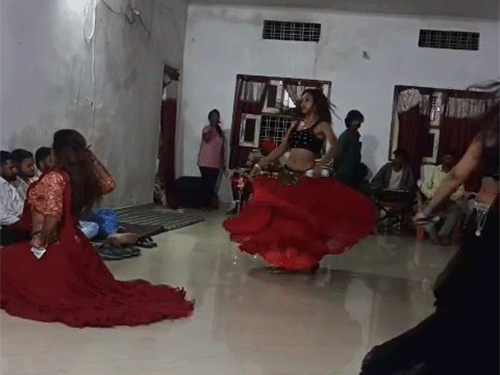 गरियाबंद के बाद सूरजपुर फॉरेस्ट रेस्ट-हाउस में अश्लील डांस…VIDEO:जनपद सदस्य ने रखा था कार्यक्रम, सरकारी कर्मचारी भी मौजूद थे; जमकर जाम छलकाए, लगाए ठुमके