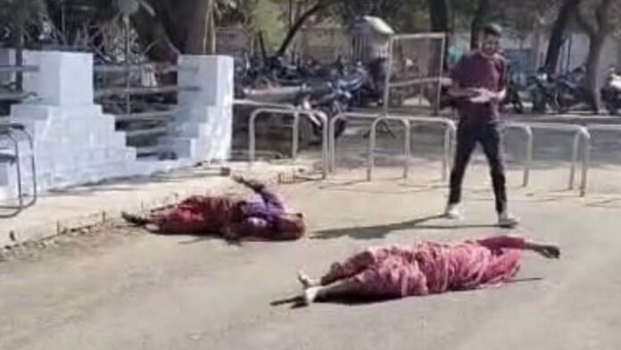 नीमच में जमीन पर दबंग के कब्जे से हैं परेशान दो बहने कलेक्ट्रेट के बाहर जमीन पर लोट गईं, कई बार शिकायत के बाद भी नहीं मिली मदद